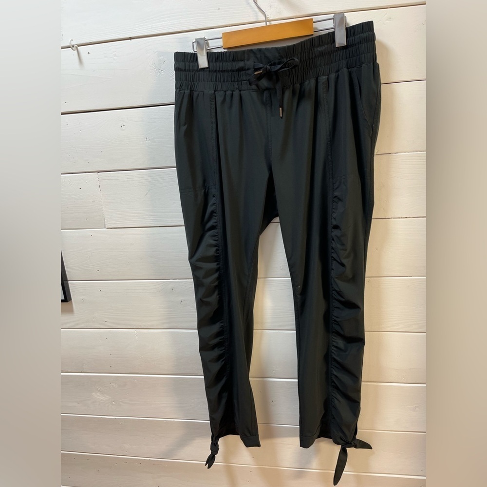 PRANA – BLACK ACTIVE RUCHED PANTS – SIZE L - Picture 4 of 9